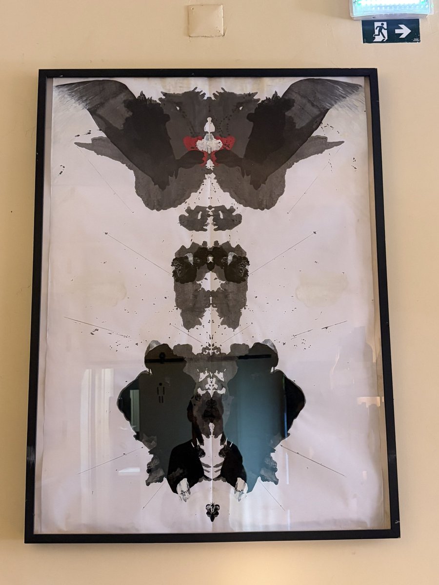 samuelMZapata's tweet photo. Durante un año, esta imagen hizo parte de mi paisaje cotidiano. Para muchos era solo una obra decorativa; para mí, como psicólogo, siempre evocó el test de Rorschach y una reflexión constante… https://t.co/58tVbb8P3O