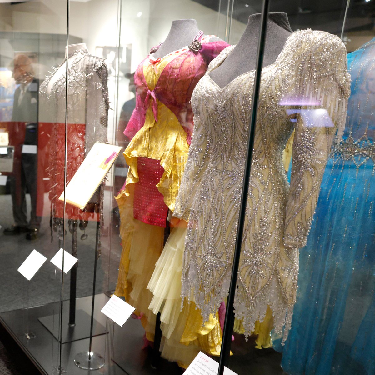 countrymusichof's tweet photo. @DollyParton’s signature style emerged when she was a young girl
in East Tennessee. “It’s a country girl’s idea of glam,” she said. She insisted on working with designers and hair and makeup artists who would create looks that were tailored to her sense of style. The Museum exhibit "Dolly Parton: Journey of a Seeker" is now open.

Artifact photos: Bob Delevante
Photo of Dolly Parton: Jason Kempin/Getty Images for the Country Music Hall of Fame and Museum

Reserve tickets: https://t.co/1wd9ujZK30