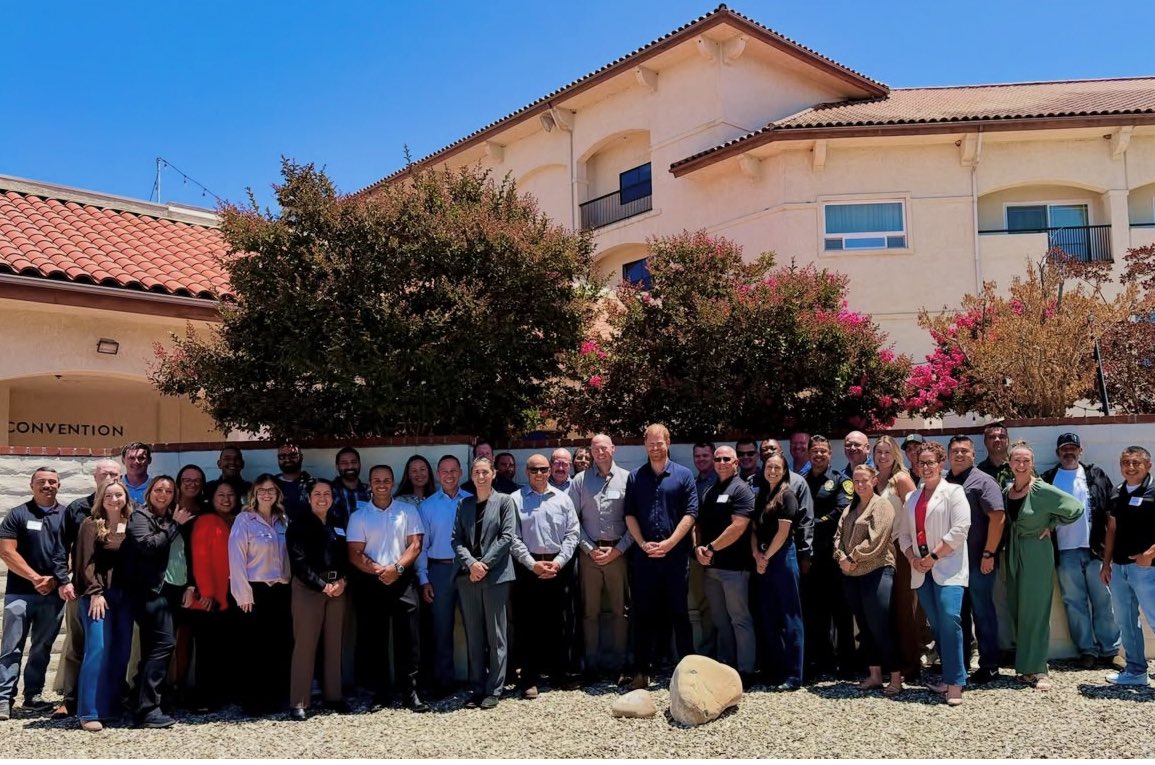 ChrisBaronSmit1's tweet photo. Prince Harry pictured with 49 Peer Support team members from law enforcement agencies across Santa Barbara County, California.

“A highlight of the hugely successful day was an hour-long, lively and heartfelt discussion with Prince Harry, Duke of Sussex.”

📸 One805

#PrinceHarry https://t.co/QzxZeWeXBh