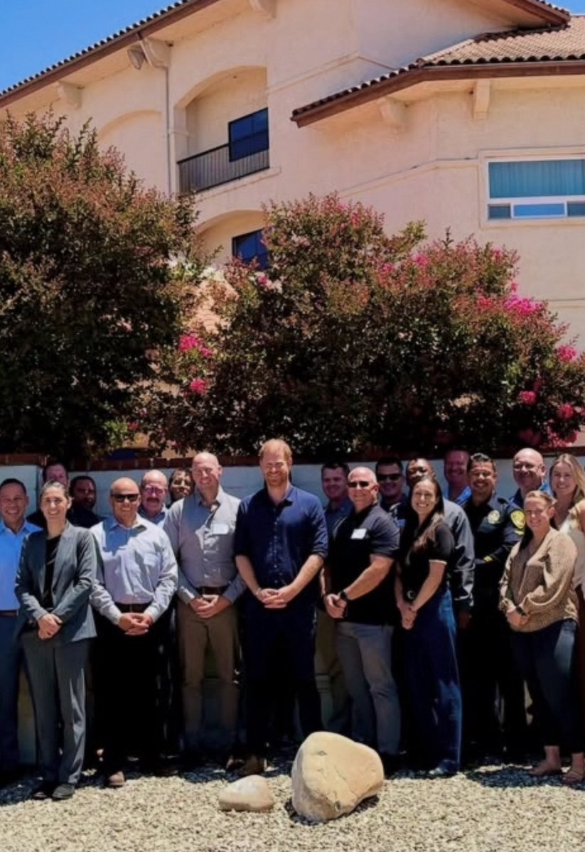 ChrisBaronSmit1's tweet photo. Prince Harry pictured with 49 Peer Support team members from law enforcement agencies across Santa Barbara County, California.

“A highlight of the hugely successful day was an hour-long, lively and heartfelt discussion with Prince Harry, Duke of Sussex.”

📸 One805

#PrinceHarry https://t.co/QzxZeWeXBh