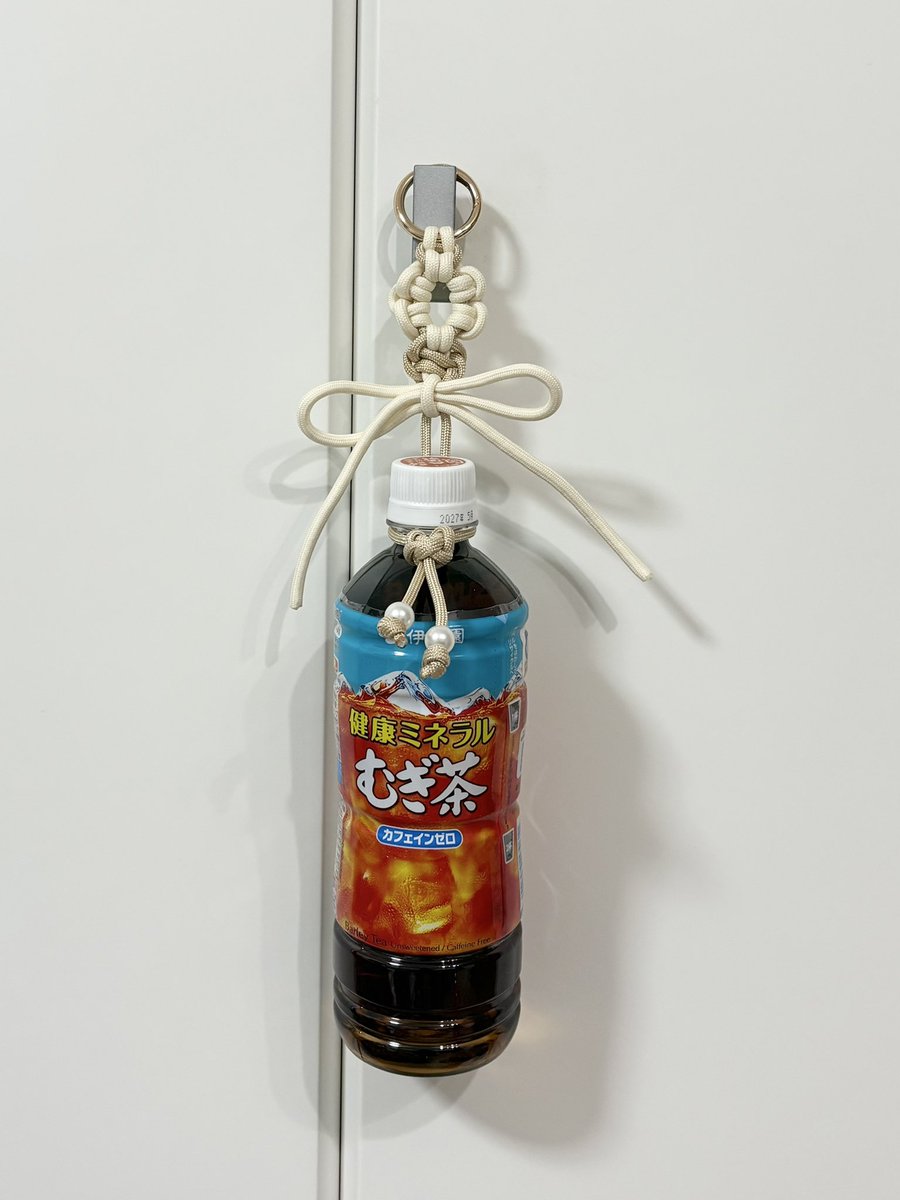 pearmom__'s tweet photo. 退職するから、特にお世話になった2人に渡そうと思ってペットボトルホルダー作った🌷（お菓子も渡します） https://t.co/sxFJGT4rNi