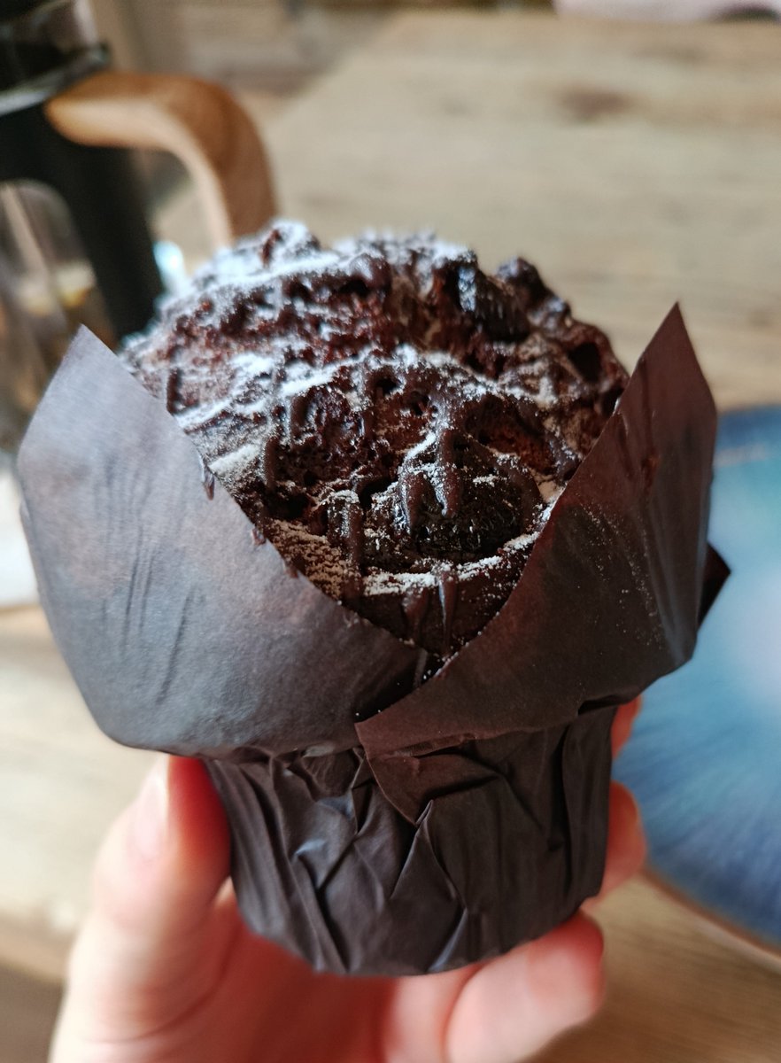 chomiczko's tweet photo. i had ramen and a choc muffin today BUT BUT BUT im on 35km on a bike rn and theres a chance ill pull a succesfull tmad🙏 (anything for that muffin) https://t.co/4LmokI7lMK
