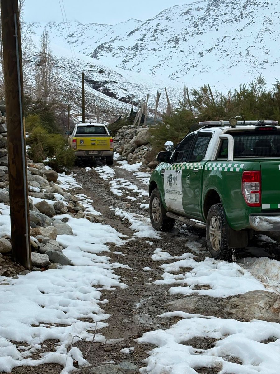 CarabCoquimbo's tweet photo. 🚔 Personal del Retén (F) Tulahuén mantiene un despliegue operativo en el sector cordillerano de Carrizal, para prevenir la ocurrencia de delitos y entregar una respuesta oportuna a los requerimientos de la comunidad afectada por el temporal. 👮‍♂️🏔️ https://t.co/XZZnem5DCu