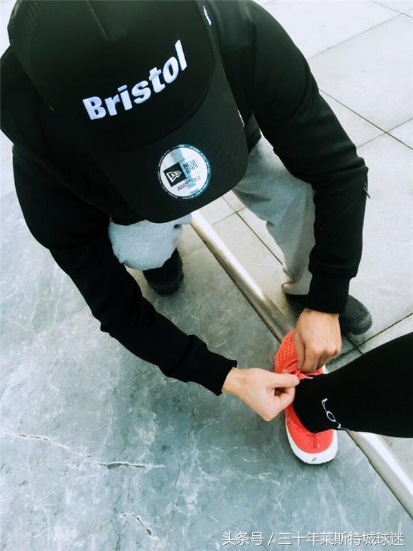 trixylps's tweet photo. A stranger noticed my broken shoe on the rainy street and stopped to help me tie it up with their own laces—no words needed, just warm kindness that made my whole day brighter. https://t.co/wdknOnazeu