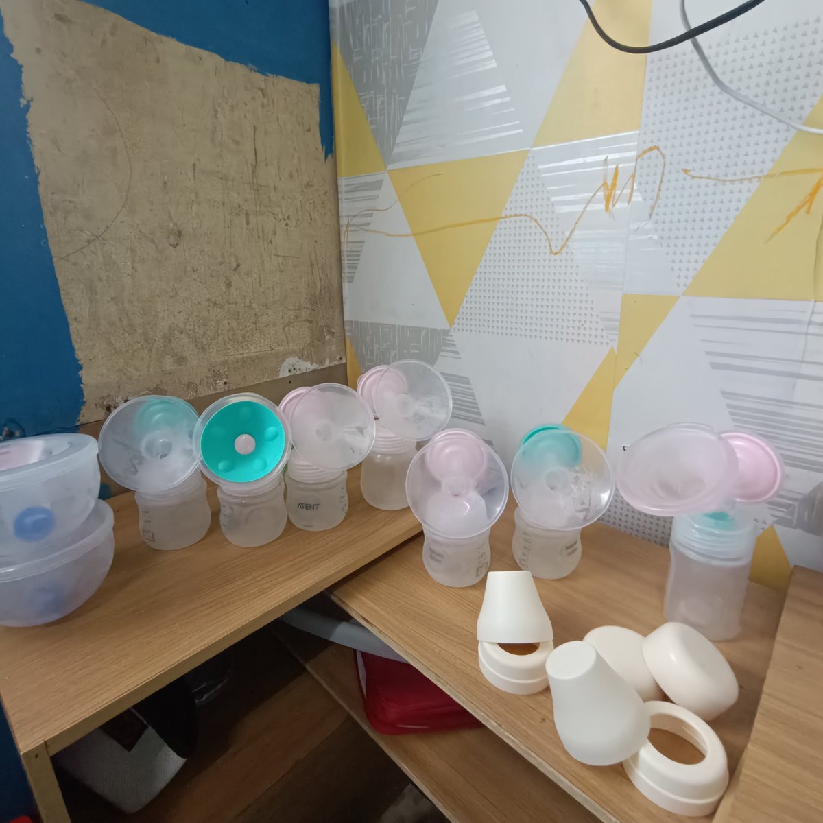 jngshrt's tweet photo. mau preloved spectra s1 pro, masih lengkap semua, 1 set  corong 24mm bawaannya, plus 1 set corong size ukuran 19mm punya kinmade, dan 1 set 20mm asli spectra, sama 1 set handsfree spectra ukuran 24mm, plus lagi 1pcs pumpinpal set ukuran S (19-23mm), manual pumpnya masih baru https://t.co/YPqlN3CJe6