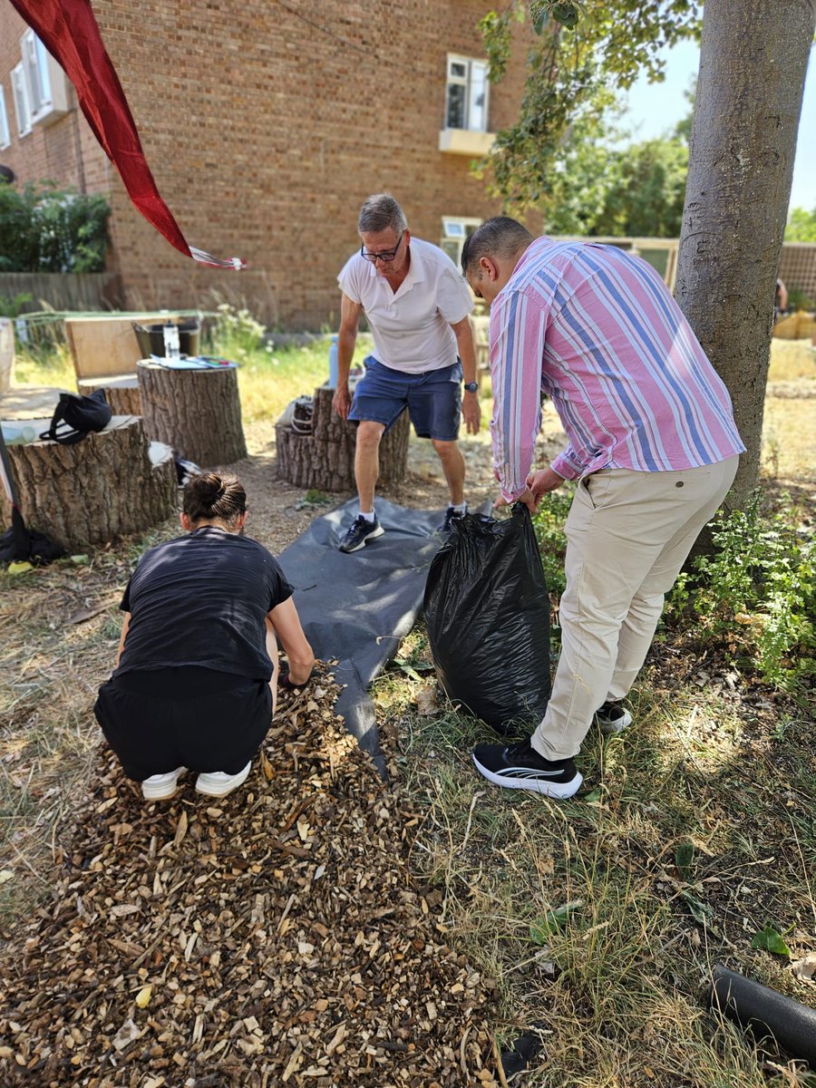 CllrGaryMalcolm's tweet photo. It was great today for @GaryBusuttil and I to see some more wonderful community work by @AbundanceLondon when they came to Church Path #southfield and made one overgrown piece of land more open, tidy and attractive. Thank you. https://t.co/AyEELcG72Q
