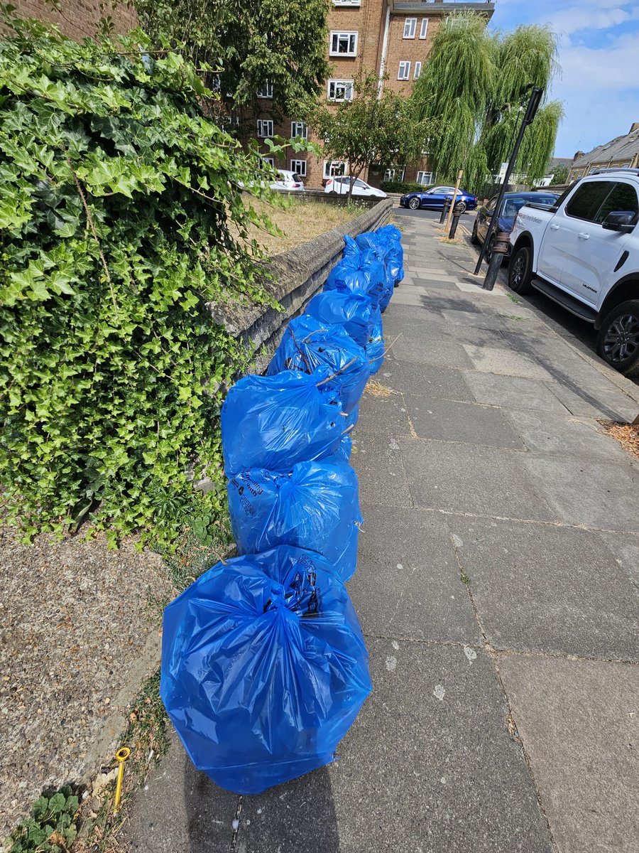 CllrGaryMalcolm's tweet photo. It was great today for @GaryBusuttil and I to see some more wonderful community work by @AbundanceLondon when they came to Church Path #southfield and made one overgrown piece of land more open, tidy and attractive. Thank you. https://t.co/AyEELcG72Q