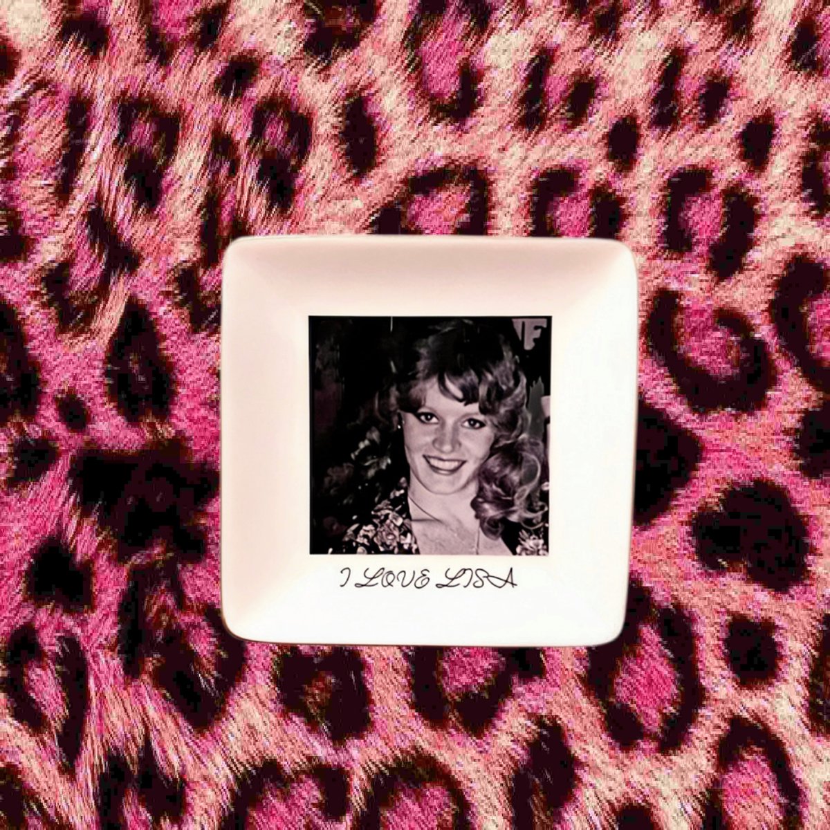 lisadeleeuwfan's tweet photo. I love my new Lisa de Leeuw jewelry/ring dish!
#lisadeleeuwfan #lisadeleeuwfanclub #lisadeleeuw #lisatrego #lisa #jewelrydish #ringdish #ceramicringdish #ceramic #leopardprint #pinkleopardprint #sexiestwoman #fieryredhead #redhead #femmefatale #lusciouslady #beautifulwoman #beautifulsmile #sexysmile #collectable #collectables #memorabilia #homedecor #decor #love #ilovelisa #womanofmydreams #ladyofmydreams #wifematerial #jessicarabbit