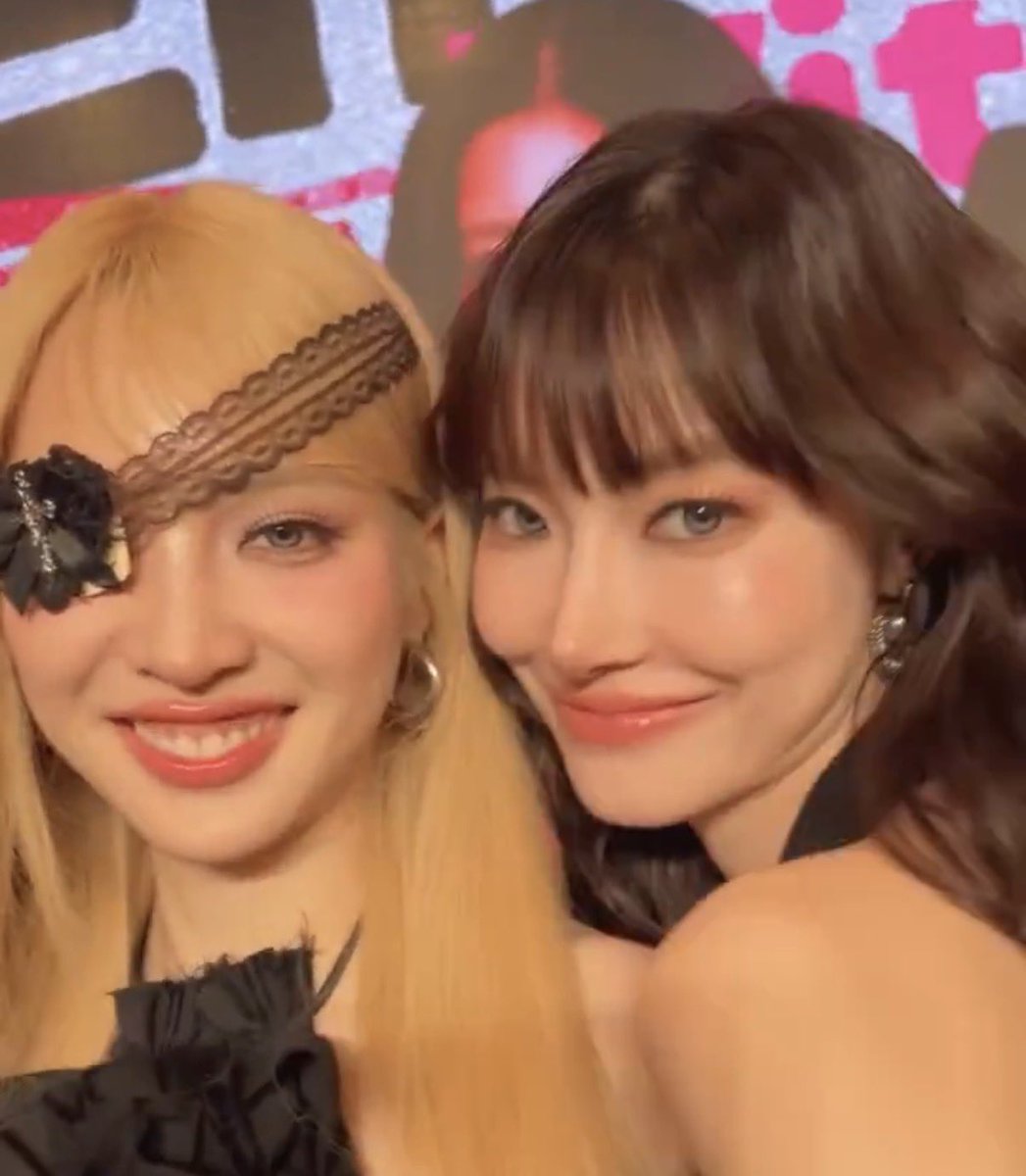 janjing1x's tweet photo. jing has some kind of cute aggression towards jan and i seriously understand her https://t.co/xnEe7RIllf