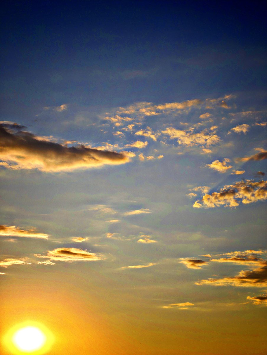 PhotoNikArt's tweet photo. Morning gives a pure impulse of fresh energy to start the day.✨ Evening fills us with warm energy, meaning, and brings reflection .
#Simbiosis #Web3 #SunsetVibes #NatureArt https://t.co/PARN26FIpC