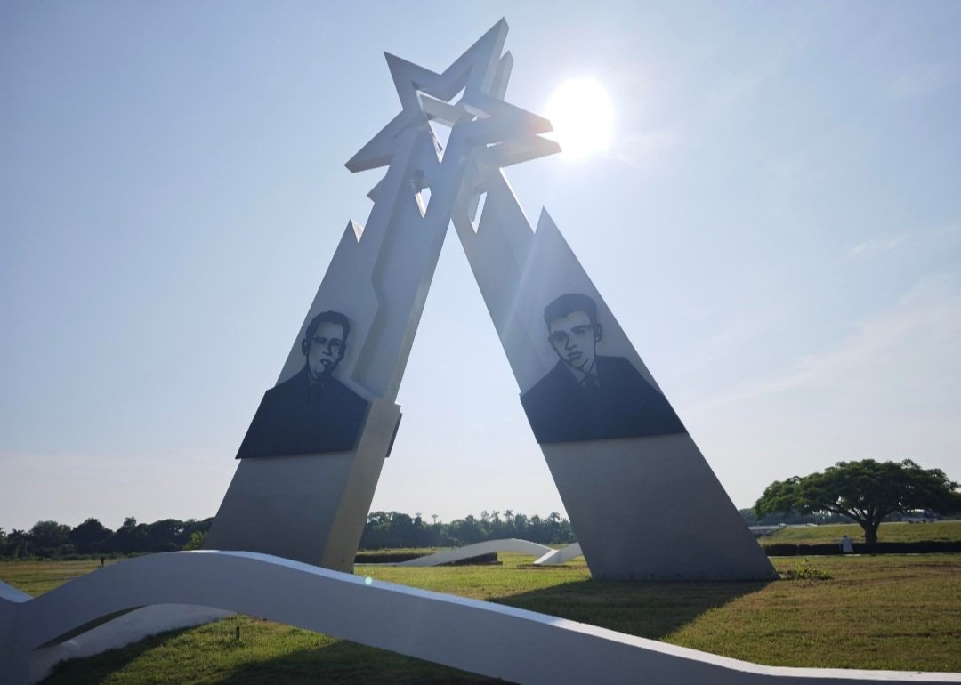 DrRobertoMOjeda's tweet photo. Esta mañana, junto a @DiazCanelB, llegamos al monumento que recuerda a los Hermanos Saíz en Pinar del Río para rendir homenaje a esos valientes jóvenes que inspiran al pueblo de #Cuba.

#MiMoncadaEsLaPatria https://t.co/Iz8gtIpQ99