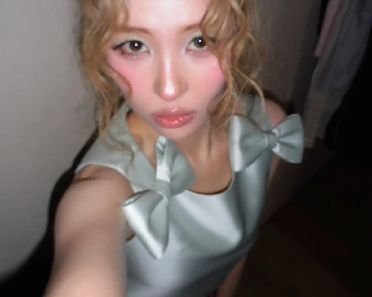 Get_SUNMIfied's tweet photo. Music Core backstage pictures 💚☔️💚

🔗https://t.co/ovCXpQDvt7

#ForeverJuly 
#SUNMI #선미 https://t.co/jdVG1iqWI8