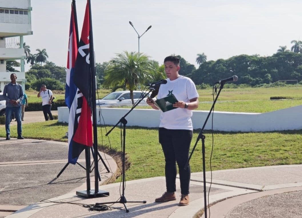 DrRobertoMOjeda's tweet photo. Esta mañana, junto a @DiazCanelB, llegamos al monumento que recuerda a los Hermanos Saíz en Pinar del Río para rendir homenaje a esos valientes jóvenes que inspiran al pueblo de #Cuba.

#MiMoncadaEsLaPatria https://t.co/Iz8gtIpQ99