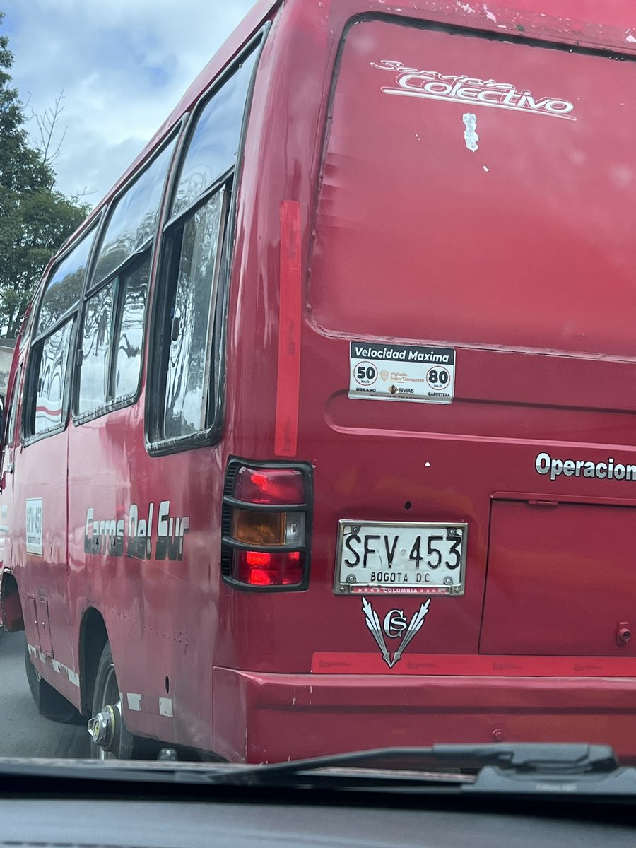 Laurasescobar's tweet photo. Tengan cuidado con este  hijueputa loco que va manejando por la boyaca, tirándole esa chatarra que tiene de carro a todo el mundo, nos tiró el carro 4 veces, un carro donde solo íbamos mujeres y un bebé. Malparido loco @SectorMovilidad @SectorMovilidad @malparqueada https://t.co/aILu9QyTvW