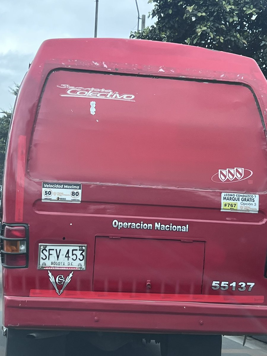 Laurasescobar's tweet photo. Tengan cuidado con este  hijueputa loco que va manejando por la boyaca, tirándole esa chatarra que tiene de carro a todo el mundo, nos tiró el carro 4 veces, un carro donde solo íbamos mujeres y un bebé. Malparido loco @SectorMovilidad @SectorMovilidad @malparqueada https://t.co/aILu9QyTvW