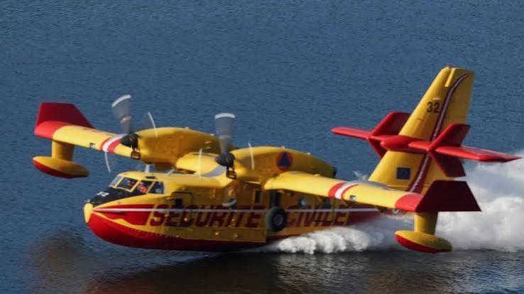 LouFrance75's tweet photo. Nettoyage de la Seine pour la gloire des gauchistes parisiens ?
1.4 MILLIARDS D'EUROS

Cout d'un canadair : 91 millions d'euros TTC

Soit 10 canadairs https://t.co/oLfzY908fy