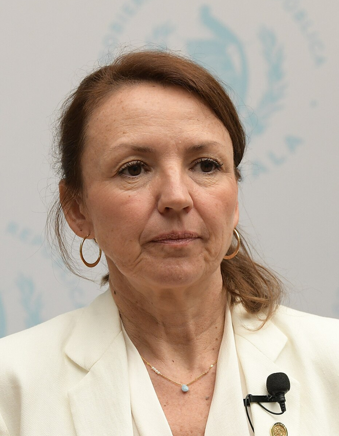 El_Imparcialgt's tweet photo. 🚨SE DESTAPA LA OLLA : EVIDENCIAS SOBRE EL TRÁFICO DE INFLUENCIAS DE PATRICIA ORANTES Y SU VICEMINISTRO RODAS

El Ministerio de Ambiente vuelve a estar bajo el escrutinio público. Nos llego documentación y evidencia real  sobre el esquema de tráfico de influencias y conflicto de intereses que involucra a la ministra Patricia Orantes, al viceministro José Rodas y a su asesor principal, Axel Lionel Solórzano Mendizábal.

 Solórzano, además de desempeñar como asesor de Orantes y del despacho encargado de las licencias ambientales, figura como representante legal de BIOENLACES, empresa vinculada a la sociedad Empresa Facilitadora de Proyectos Forestales, Agroindustriales y Tecnologías Limpias, S.A., dedicada a la consultoría ambiental.

De acuerdo con la certificación registral, Axel Lionel Solórzano Mendizábal ha sido el único representante legal de la sociedad y su nombramiento, inscrito en septiembre de 2023, continúa vigente.

Los denunciantes sostienen que, cuando un proyecto recibe observaciones o el rechazo de su licencia ambiental, la ministra Orantes y el viceministro José Rodas remiten a los solicitantes a la empresa vinculada al asesor para contratar servicios de consultoría con pagos adicionales, tras lo cual las licencias terminarían siendo aprobadas.

A continuación, se indican los documentos respectivos que evidencian al asesor de Orantes y Rodas como representante legal de la consultora y que evidencia la mafia verde. 

Algunos incluso comparan estas denuncias con casos de corrupción relacionados con consultorías ambientales ocurridos durante el gobierno de Otto Pérez Molina.

La pregunta es:

¿Cree usted que Patricia Orantes y su viceministro Rodas deben ser destituidos?