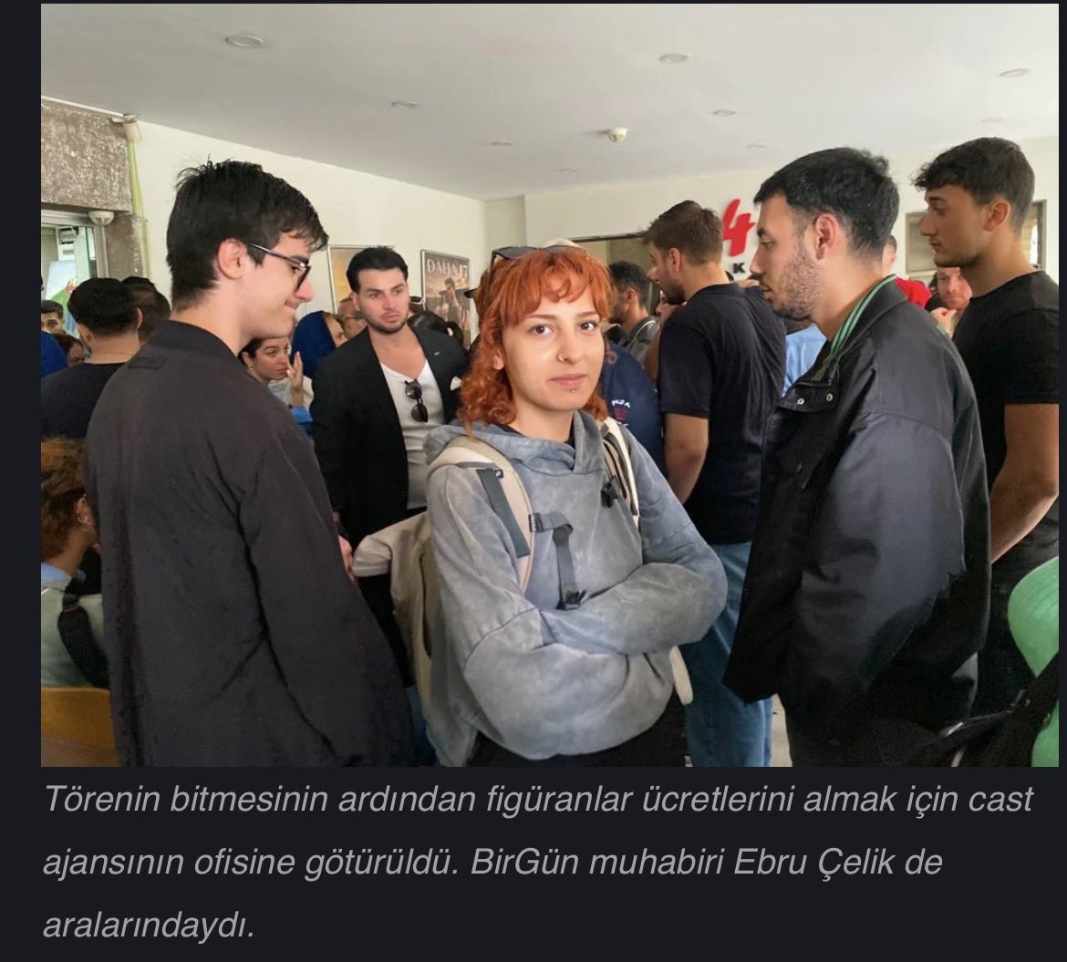 hilmihacaloglu's tweet photo. Haberde yer alan şu fotoğraf altı CHP'de akıllara ziyan bir durum olduğunu gösteriyor:
"Törenin bitmesinin ardından figüranlar ücretlerini almak için cast ajansının ofisine götürüldü. BirGün muhabiri Ebru Çelik de aralarındaydı".
Gerçekten inanılmaz!. https://t.co/sjaJUPr6q5