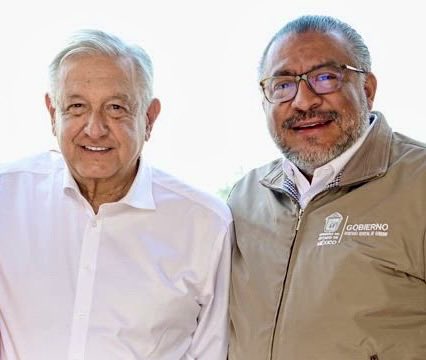 JTrianaT's tweet photo. 2/4

HORACIO DUARTE
Administrador General de Aduanas
Mayo de 2020 - octubre 2022

Horacio Duarte, operador electoral de confianza de López Obrador y actual secretario de Gobierno del Estado de México. Durante su gestión al frente de Aduanas, estas fueron plenamente militarizadas y surgió uno de los casos más delicados, el de su brazo derecho, Juan Carlos Madero Larios, director de Operación Aduanera.

Un documento oficial de la Secretaría de la Defensa Nacional, obtenido de los archivos hackeados y filtrados por Guacamaya Leaks, señala que Madero recibía sobornos de operadores externos en las aduanas de Baja California y Sonora para facilitar el contrabando de hidrocarburos. El documento agrega que debía haber sido cesado desde 2021 por instrucción presidencial, pero Duarte lo mantuvo en la institución.

Madero Larios es cuñado de Tania Contreras López, quien fue consejera jurídica del Gobierno de Tamaulipas y actualmente preside el Tribunal Superior de Justicia del estado.

Las cifras muestran lo que ocurría mientras Duarte presumía la militarización. Las importaciones declaradas como aceites y lubricantes, productos utilizados para disfrazar gasolina y diésel y evadir el pago del IEPS, pasaron de 5,500 y 3,000 millones de litros en 2019 y 2020, respectivamente, a 18,200 y 14,700 millones en 2021 y 2022. Veinte aduanas de trece estados acumularon irregularidades que nunca fueron aclaradas.
