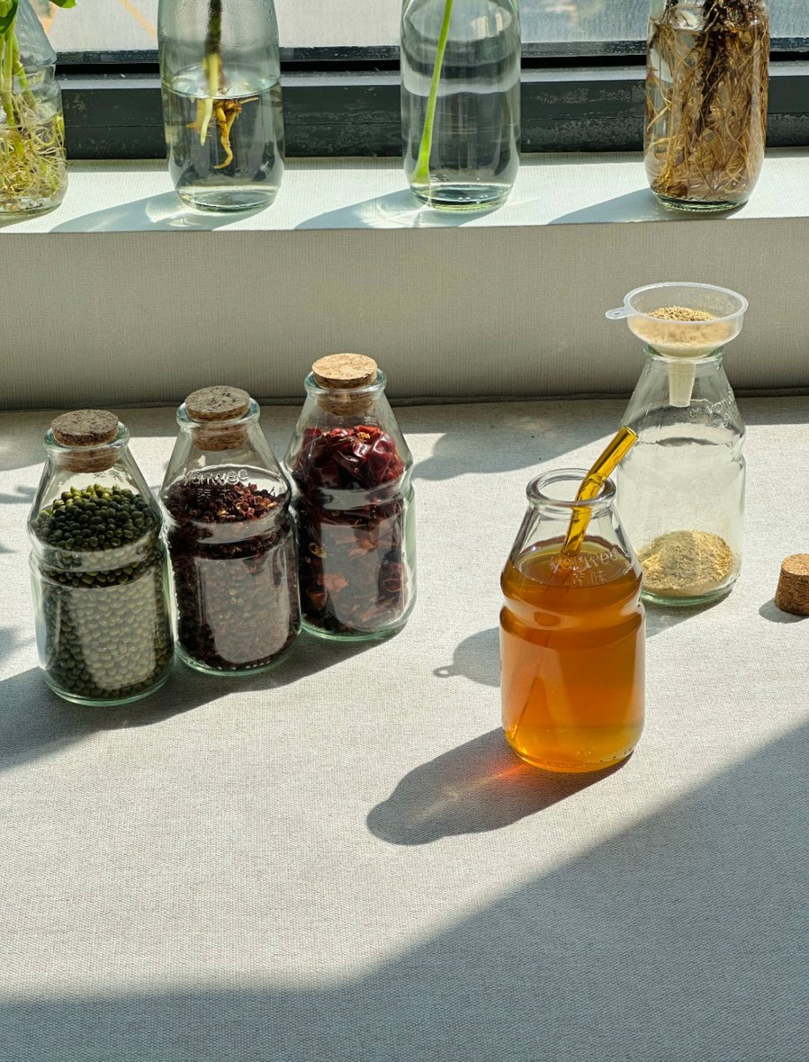jury_snap's tweet photo. Turn old glass jars into cute desk organizers with just a little paint u0026 string! Zero waste, big style https://t.co/gbMcsuZF96