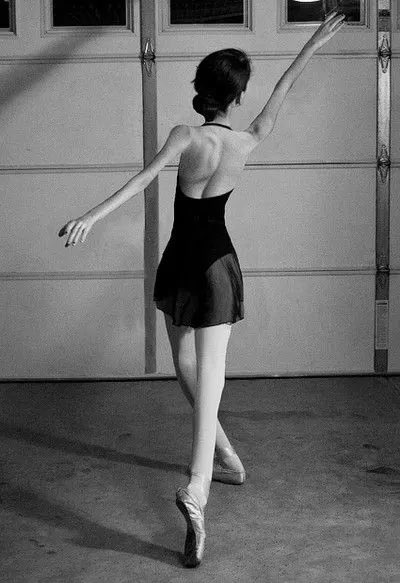 b0neslutt's tweet photo. balletcore thinsp0 always hits 🪽 https://t.co/E8g8UOCoz2