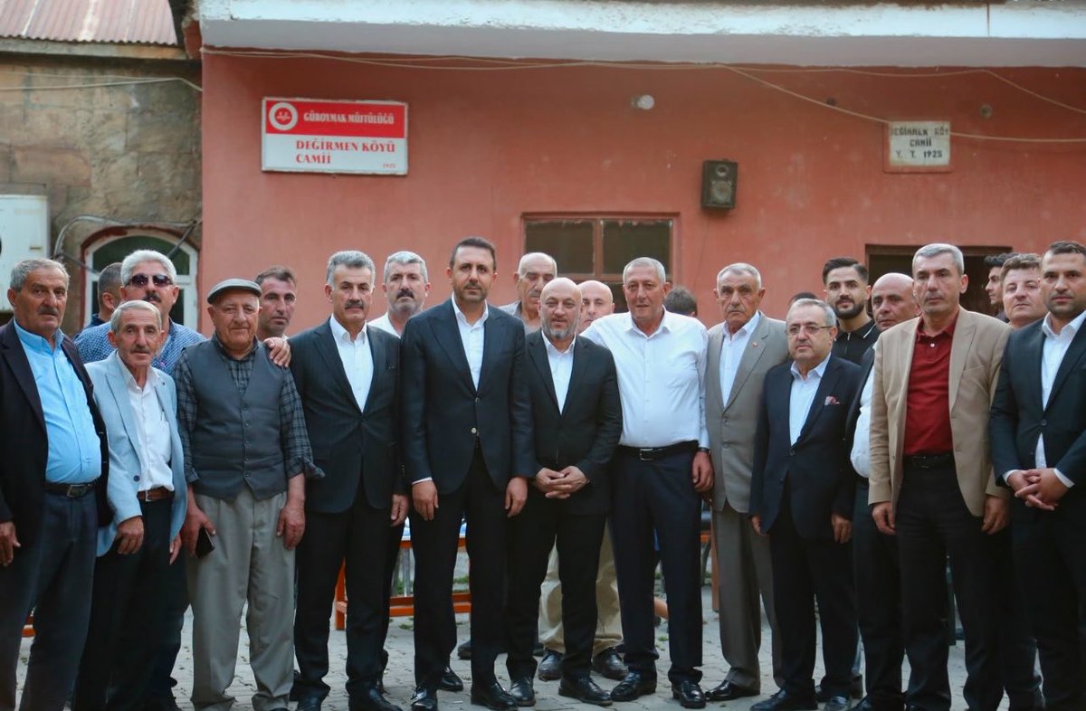 AkPartiGuroymak's tweet photo. 📍DeğirmenKöyü/ Güroymak

Milletvekilimiz Sn.@T_Bedirhanoglu,İl Başkanımız Sn.@EnginGunceoglu,İlçe Başkanımız Sn.@Nihat_yvz,Güroymak Belediye Başkanımız Sn.@EsrefMutlu_ ve teşkilat mensuplarımız ile birlikte, 

Güroymak Değirmenköyü’nden kıymetli hemşehrilerimizle bir araya gelerek hasbihal ettik, talep ve önerilerini dinledik.

Vatandaşlarımızla kurduğumuz güçlü gönül bağını her geçen gün daha da pekiştiriyoruz. Bizleri samimiyetle karşılayan, sıcak misafirperverlikleri ve içten muhabbetleriyle gönüllerimizi kazanan tüm hemşehrilerimize teşekkür ediyoruz.

İlk günkü aşk ve heyecanla; birlik, beraberlik ve kardeşlik içerisinde, milletimizle omuz omuza yürümeye, Güroymak’ımız için eser ve hizmet siyasetini kararlılıkla sürdürmeye devam edeceğiz.

@T_Bedirhanoglu