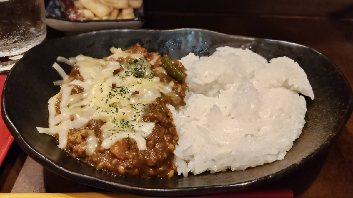 ginzagaram's tweet photo. 今夜は美人3人のオーラを吸い、酔っ払っちゃったよね。
良い店だった。
#新宿ゴールデン街
#contonton
2軒目行かずに本宅戻ると、ガキども花火観て帰ってきたところで興奮してるから、なかなか寝ないだろうなと別宅に戻る。
蘭さんもお客さんも天神オーナーも優しい。
ピーマン肉詰めは小学校の友達のお母さんが作った味。
美味し。
カレーは辛かったけど、心地良い汗をかいた。
汗だくだくなのをみて、蘭さんがジップロックに氷を入れて渡してくれた。
パラダイスだったね。
気遣いが素晴らしい。
カレー美味しかった。
ジントニック美味しかった。
私、人見知りなのと正視恐怖症なので、人様と目を合わせられないんです。
刑事や検事や893と睨みっこし過ぎちゃってね。
楽しいひとときをありがとうございました。
合掌