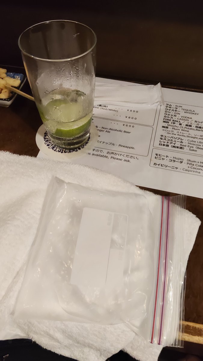 ginzagaram's tweet photo. 今夜は美人3人のオーラを吸い、酔っ払っちゃったよね。
良い店だった。
#新宿ゴールデン街
#contonton
2軒目行かずに本宅戻ると、ガキども花火観て帰ってきたところで興奮してるから、なかなか寝ないだろうなと別宅に戻る。
蘭さんもお客さんも天神オーナーも優しい。
ピーマン肉詰めは小学校の友達のお母さんが作った味。
美味し。
カレーは辛かったけど、心地良い汗をかいた。
汗だくだくなのをみて、蘭さんがジップロックに氷を入れて渡してくれた。
パラダイスだったね。
気遣いが素晴らしい。
カレー美味しかった。
ジントニック美味しかった。
私、人見知りなのと正視恐怖症なので、人様と目を合わせられないんです。
刑事や検事や893と睨みっこし過ぎちゃってね。
楽しいひとときをありがとうございました。
合掌