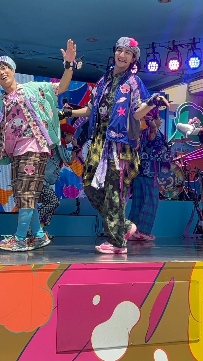 yuru330's tweet photo. M-usic:流れるプールで浮いてるだけの人いるよね〜

#USJファン
#クロミライブ https://t.co/4MxI5twDyS