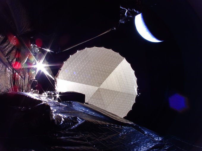 RevesdEspace's tweet photo. 🛰️ Bonne soirée à tous avec ces photos sur fond de Terre du bon déploiement de la grande antenne du satellite géostationnaire #Viasat-3 F3 qui avait décollé le 29 avril dernier sur Falcon Heavy.
L'antenne fait 22 m de diamètre avec un bras de déploiement d’environ 25 m de long. https://t.co/MbBeA40AFj