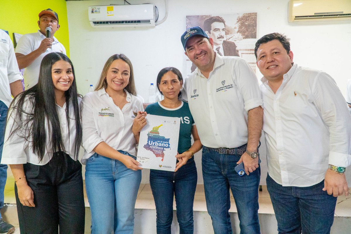 Supernotariado's tweet photo. #SNRContigo | En el municipio de Aracataca, Magdalena, entregamos 101 títulos de propiedad, así continuamos llevando seguridad jurídica y tranquilidad a las familias.

Cada título representa un derecho garantizado y una oportunidad para construir un futuro con más bienestar. 🇨🇴✨ https://t.co/ynFdTQOZON