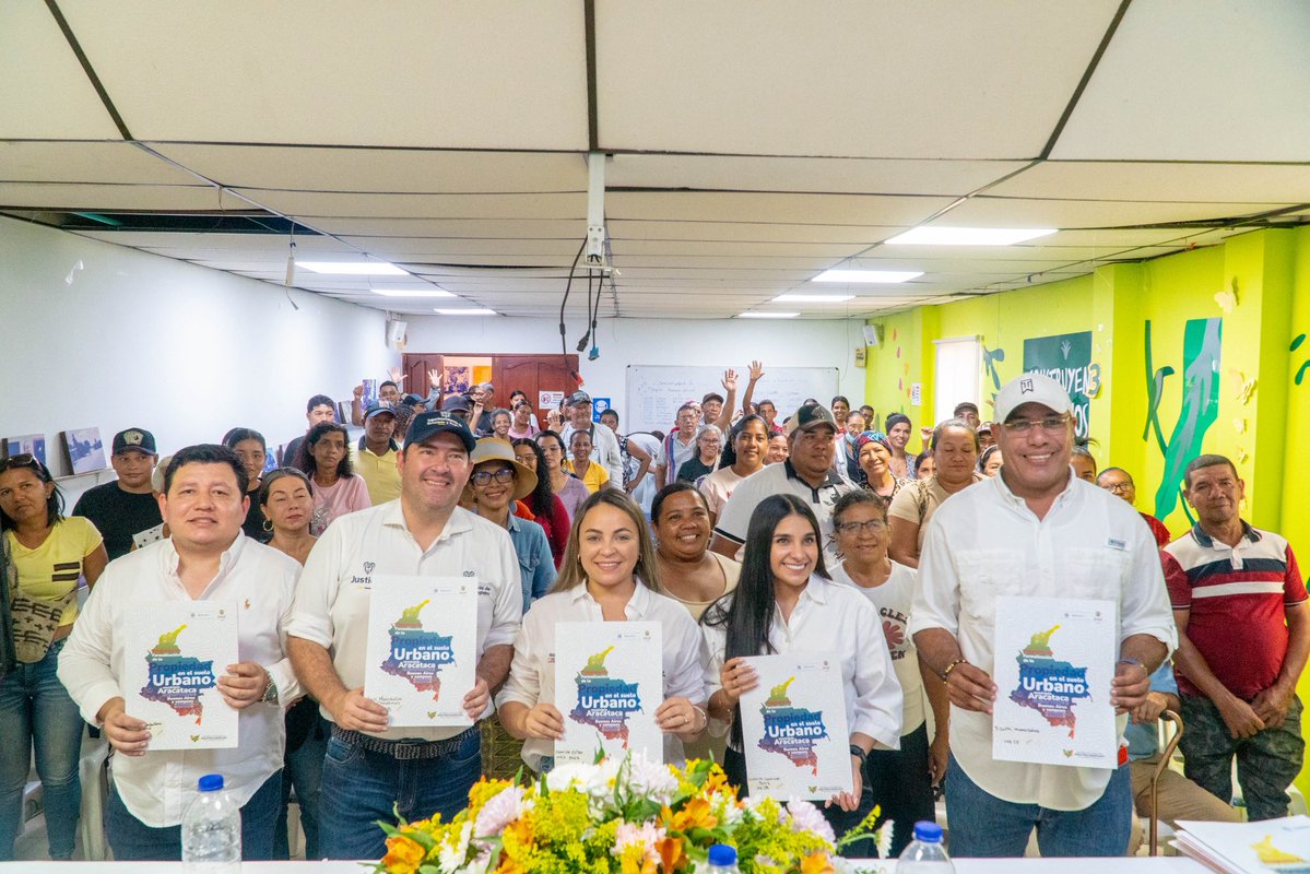 Supernotariado's tweet photo. #SNRContigo | En el municipio de Aracataca, Magdalena, entregamos 101 títulos de propiedad, así continuamos llevando seguridad jurídica y tranquilidad a las familias.

Cada título representa un derecho garantizado y una oportunidad para construir un futuro con más bienestar. 🇨🇴✨ https://t.co/ynFdTQOZON
