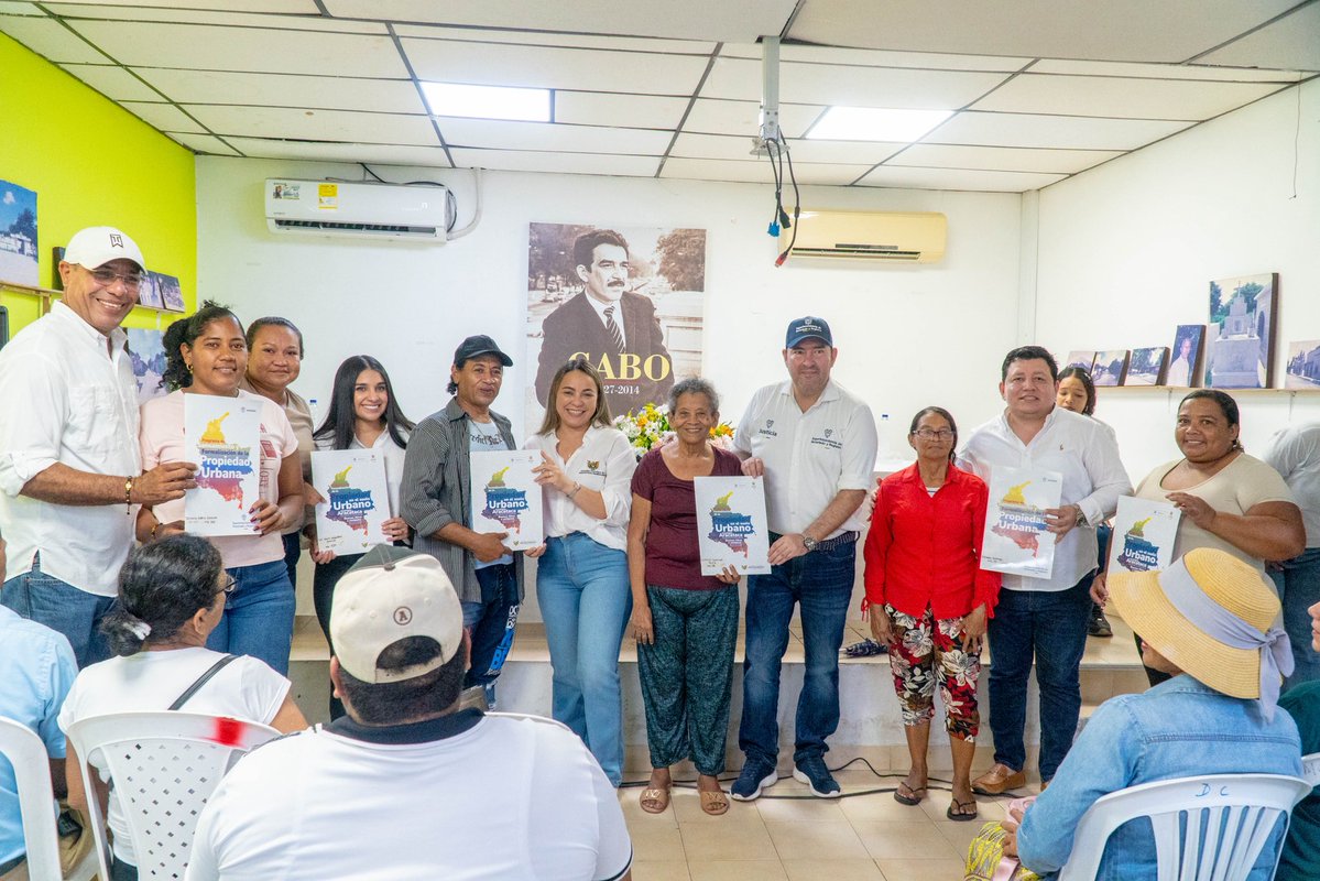 Supernotariado's tweet photo. #SNRContigo | En el municipio de Aracataca, Magdalena, entregamos 101 títulos de propiedad, así continuamos llevando seguridad jurídica y tranquilidad a las familias.

Cada título representa un derecho garantizado y una oportunidad para construir un futuro con más bienestar. 🇨🇴✨ https://t.co/ynFdTQOZON