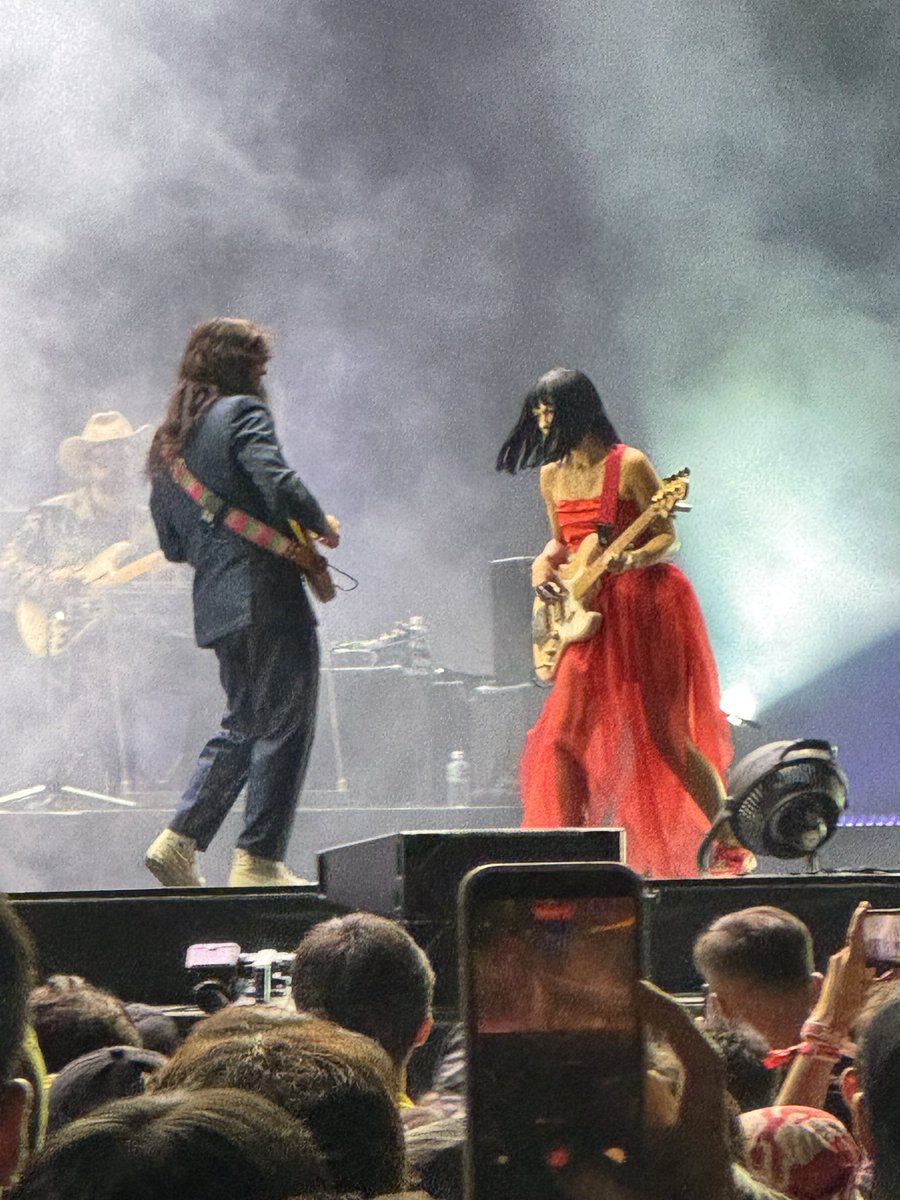 dgo_opb's tweet photo. フジロック。クルアンビン、音源で聴くのとライブでは音圧が全然違う。ベース音の太さ素晴らしい。月がだんだん満月へと変わっていく演出もgood。ファイアクラッカーあざす！

#Khruangbin  
#fujirock https://t.co/MoKw0OBh9l