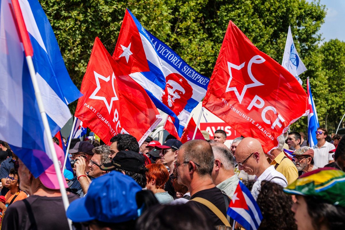 PCF's tweet photo. 🇨🇺 À Paris, les communistes mobilisés aux côtés du peuple cubain !

À la veille du 26 juillet, fête nationale cubaine, rassemblement ce samedi à Paris pour réaffirmer notre solidarité avec Cuba et exiger la fin du blocus. https://t.co/ZUxOsY7QB8