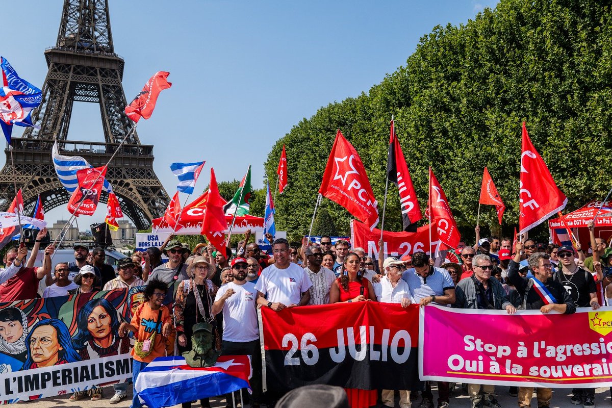 PCF's tweet photo. 🇨🇺 À Paris, les communistes mobilisés aux côtés du peuple cubain !

À la veille du 26 juillet, fête nationale cubaine, rassemblement ce samedi à Paris pour réaffirmer notre solidarité avec Cuba et exiger la fin du blocus. https://t.co/ZUxOsY7QB8