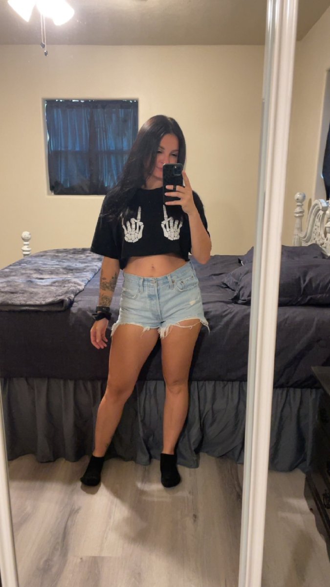 amaliahutton_'s tweet photo. 🤘 https://t.co/JFs7dNqFtp