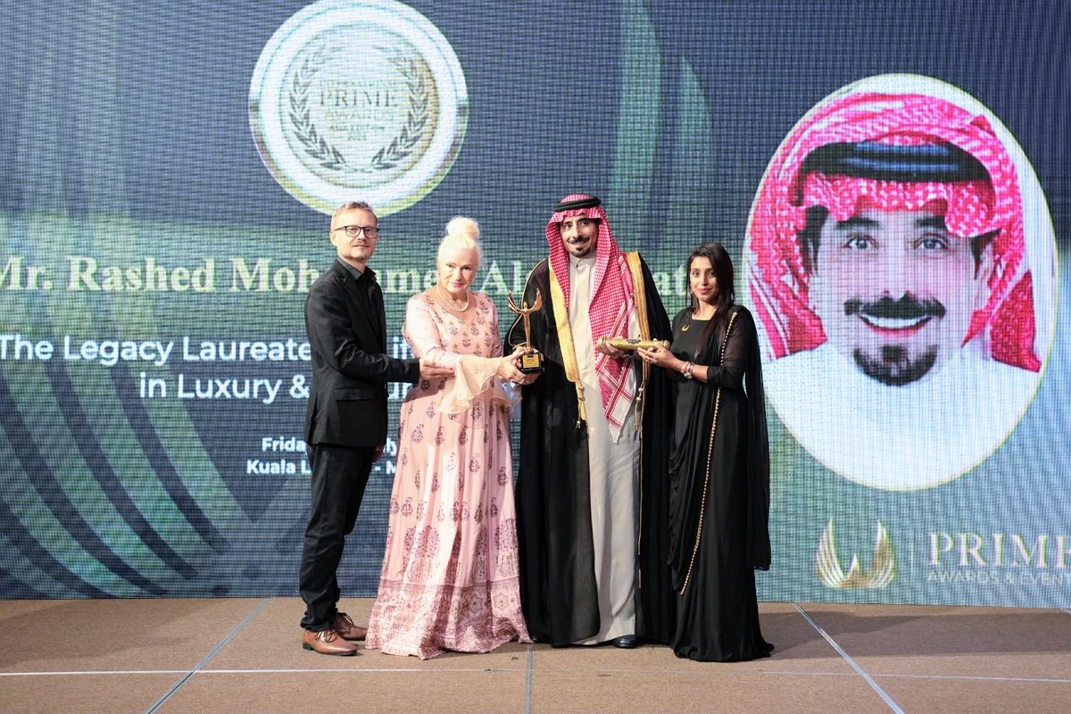 KNews2030_KSA's tweet photo. *تم تكريمه في حفل دولي  بكوالالمبور*

*راشد العبداللطيف رائد الإرث لإنجاز العمر في مجال الفخامة والتراث الثقافي*

#خبر_الرياض

حصد رجل الأعمال السعودي الأستاذ راشد بن محمد بن علي العبداللطيف تكريمًا دوليًا مرموقًا في العاصمة الماليزية كوالالمبور، بعد منحه لقب «رائد الإرث لإنجاز العمر في مجال الفخامة والتراث الثقافي»، تقديرًا لمسيرته المهنية الحافلة بالإنجازات وإسهاماته النوعية في قطاع الساعات والمجوهرات،ودوره البارز في ترسيخ مفاهيم الفخامة والحفاظ على الإرث الثقافي.
وجاء التكريم خلال حفل رسمي رفيع المستوى،بحضور الممثل الرسمي لمعالي نائب رئيس وزراء ماليزيا، إلى جانب الأميرة إيزابيل لافورغ، المستشارة العالمية لجوائز Prime Awards وضيفة الشرف،إضافة إلى نخبة من الشخصيات الدولية وصنّاع القرار ورواد الأعمال من مختلف دول العالم.
ويُجسد هذا الإنجاز المكانة المتنامية للكفاءات السعودية على الساحة الدولية،ويعكس ما يحققه أبناء المملكة من حضور متميز في القطاعات الاقتصادية والثقافية،لا سيما في مجالات الفخامة، والابتكار،وصون التراث.
من جانبهم،عبّر عدد من أفراد أسرة العبداللطيف والمهنئين عن اعتزازهم بهذا التتويج الدولي،مؤكدين أنه يمثل ثمرة سنوات من العمل والتميز،ويعكس الصورة المشرفة للكفاءات الوطنية في المحافل العالمية.
ويأتي هذا التكريم ليضاف إلى سلسلة الإنجازات التي تسهم في إبراز الحضور السعودي عالميًا، وتؤكد الدور المتنامي لرجال الأعمال السعوديين في تمثيل المملكة وتعزيز مكانتها في مختلف المجالات.