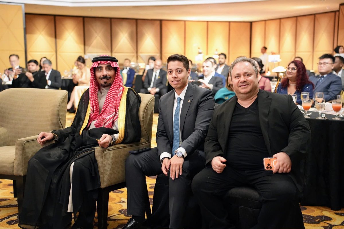 KNews2030_KSA's tweet photo. *تم تكريمه في حفل دولي  بكوالالمبور*

*راشد العبداللطيف رائد الإرث لإنجاز العمر في مجال الفخامة والتراث الثقافي*

#خبر_الرياض

حصد رجل الأعمال السعودي الأستاذ راشد بن محمد بن علي العبداللطيف تكريمًا دوليًا مرموقًا في العاصمة الماليزية كوالالمبور، بعد منحه لقب «رائد الإرث لإنجاز العمر في مجال الفخامة والتراث الثقافي»، تقديرًا لمسيرته المهنية الحافلة بالإنجازات وإسهاماته النوعية في قطاع الساعات والمجوهرات،ودوره البارز في ترسيخ مفاهيم الفخامة والحفاظ على الإرث الثقافي.
وجاء التكريم خلال حفل رسمي رفيع المستوى،بحضور الممثل الرسمي لمعالي نائب رئيس وزراء ماليزيا، إلى جانب الأميرة إيزابيل لافورغ، المستشارة العالمية لجوائز Prime Awards وضيفة الشرف،إضافة إلى نخبة من الشخصيات الدولية وصنّاع القرار ورواد الأعمال من مختلف دول العالم.
ويُجسد هذا الإنجاز المكانة المتنامية للكفاءات السعودية على الساحة الدولية،ويعكس ما يحققه أبناء المملكة من حضور متميز في القطاعات الاقتصادية والثقافية،لا سيما في مجالات الفخامة، والابتكار،وصون التراث.
من جانبهم،عبّر عدد من أفراد أسرة العبداللطيف والمهنئين عن اعتزازهم بهذا التتويج الدولي،مؤكدين أنه يمثل ثمرة سنوات من العمل والتميز،ويعكس الصورة المشرفة للكفاءات الوطنية في المحافل العالمية.
ويأتي هذا التكريم ليضاف إلى سلسلة الإنجازات التي تسهم في إبراز الحضور السعودي عالميًا، وتؤكد الدور المتنامي لرجال الأعمال السعوديين في تمثيل المملكة وتعزيز مكانتها في مختلف المجالات.