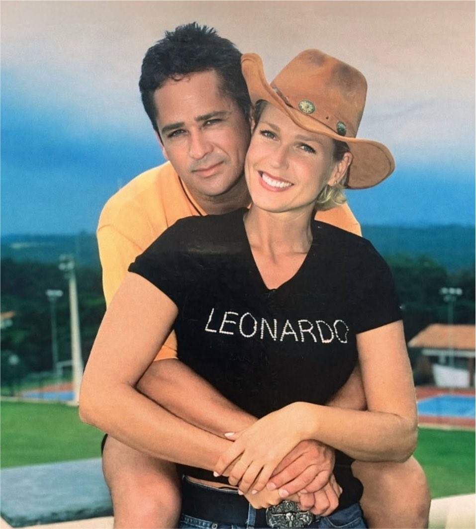 rindocasal's tweet photo. 🚨Leonardo e Xuxa em 2001, tirando foto juntinhos como bons amigos. ❤️👏🏽 https://t.co/d6YThdyrRk
