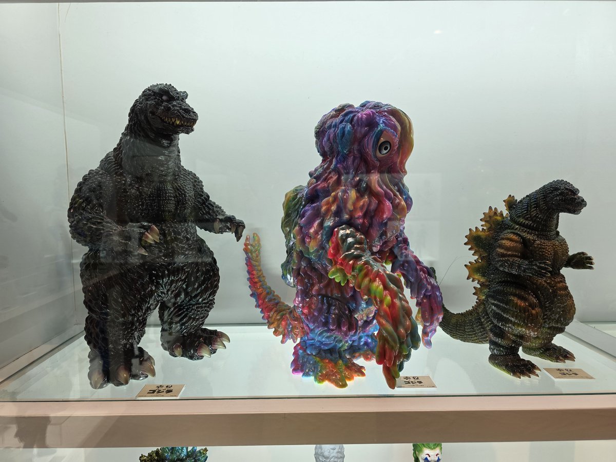 cri_ss's tweet photo. 25日の趣味の時間、その2。

『MEDICOM TOY 30th ANNIVERSARY EXHIBITION』

30周年おめでとうございます！
生で作品見れるのはいいね！ https://t.co/lpvLgNmXPB