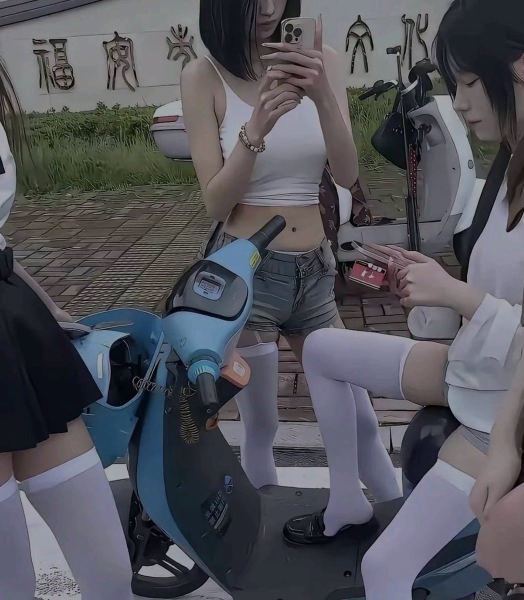 7EXQQ's tweet photo. 为什么精神小妹都是这个造型？ https://t.co/S4apC7HMlE