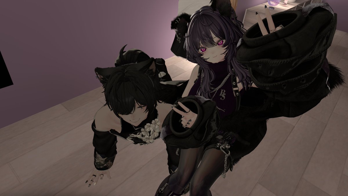 Glare_0's tweet photo. これは昨日の、うちんとこにきて来て早々腕立てしてたふぉっくすまる https://t.co/kJwIkfrNb6
