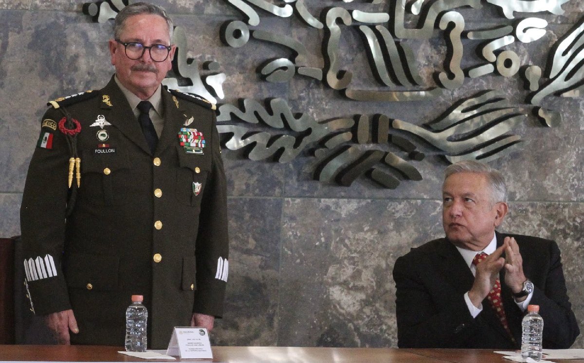 JTrianaT's tweet photo. 3/4

ANDRÉ FOULLON VAN LISSUM
Titular de la Agencia Nacional de Aduanas
Junio 2023 - febrero 2025

André Georges Foullon Van Lissum, general de división retirado del Ejército y exsubsecretario de la Defensa Nacional, fue presentado como otra pieza de la estrategia de militarización que supuestamente llegaba a limpiar la institución. Su gestión, sin embargo, coincide casi exactamente con el crecimiento de la mayor red de huachicol fiscal descubierta hasta ahora.

La red criminal encabezada por los hermanos Farías Laguna operó desde, al menos, junio de 2023. Las investigaciones le atribuyen 69 embarques y más de 564 millones de litros de combustible introducidos como supuestos aditivos para aceites, con ganancias calculadas en más de 150 millones de dólares. La estructura utilizaba empresas importadoras, documentos falsos, agentes aduanales, marinos, verificadores, funcionarios portuarios y personal colocado en aduanas estratégicas como Tampico, Altamira, Guaymas y Ensenada. Todo ocurrió mientras Foullon encabezaba la Agencia Nacional de Aduanas.

En junio de 2024, el contralmirante Fernando Rubén Guerrero Alcántar denunció ante el secretario de Marina, Rafael Ojeda, la operación de esa red y señaló directamente a los hermanos Farías. Cinco meses después, el 8 de noviembre, fue asesinado en Manzanillo. Investigaciones periodísticas relacionan su denuncia con el entramado de huachicol fiscal, aunque el homicidio aún no cuenta con una resolución judicial definitiva. Lo que sí queda claro es que la cúpula de la Marina conocía los señalamientos desde 2024 y que la gran operación judicial no llegó sino hasta el año siguiente.

El nombre de Diana Heleyn Foullon Gómez, hija del entonces director de Aduanas, también apareció alrededor del caso. Documentos de inteligencia filtrados por Guacamaya Leaks señalan que Ángel Arnoldo Ramírez Salinas, heredero de la estructura de Sergio Carmona, tenía acceso al general Foullon a través de ella.