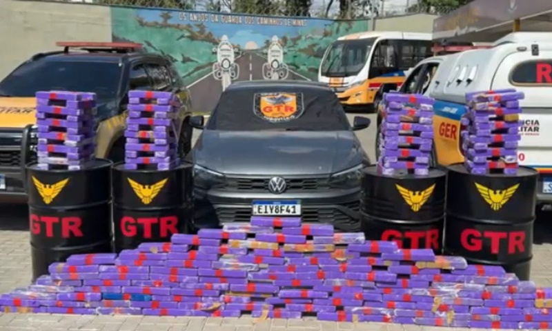 BetimOnline's tweet photo. Homem é preso em Betim com carro roubado e 200 barras de maconha. O automóvel clonado vinha do estado do Rio de Janeiro com destino ao bairro Petrovale. #BetimOnline
https://t.co/o3SnUgkjt8 https://t.co/TaqAUthBPk