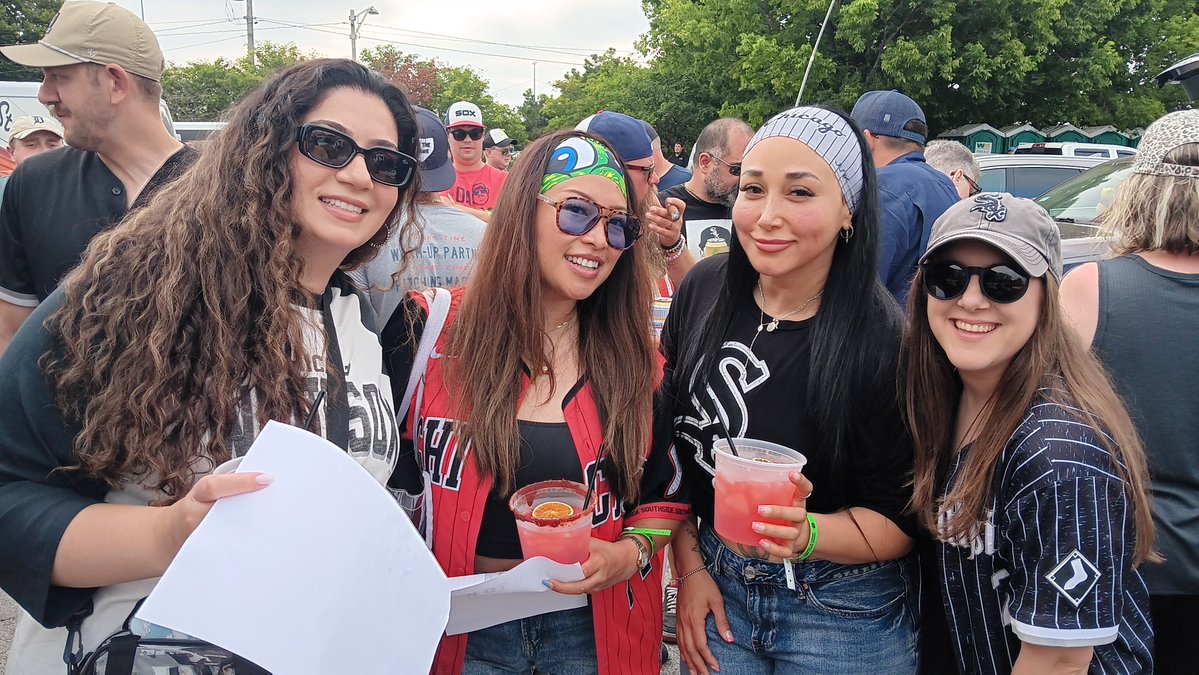 sidkid80's tweet photo. @msmeliss024 @whitesox @ChiSportsBums @SouthSideBoys23 @JAYChi_WhiteSox @ColMarie21 @Nick_GGTB @Ramina1690 @WhiteSoxJoy @barstoolWSD @liddle_ktina @soxmom72 #WhiskeyAtComiskey is truly a family affair among fellow #WhiteSox fans! 😀👏👍⚾️ #HOUvsCHW #MLB #SouthSideOrDie #SoxPride #SoxSide #SaturdayInThePark https://t.co/fwjYS5lBLo