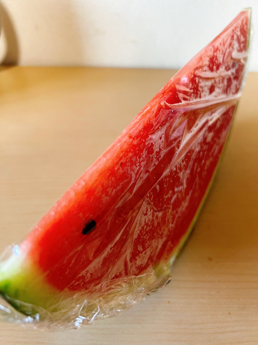 Hiro917zz's tweet photo. 朝の“カフェ活”に出掛けようとしたら
同じフロアの“仲良しお婆”からお裾分け

食べきれないって🍉頂いたので
今朝ゎ“スイ活”で喉を潤しマス➰🤣 https://t.co/SmXXnzJZyb