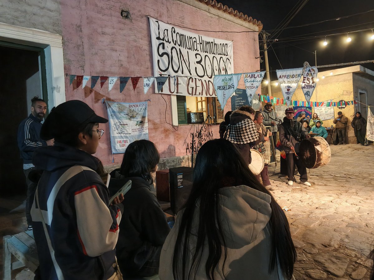 NatuchaMorales's tweet photo. Más de un centenar de personas de Humahuaca en el Festival por la Memoria a 50 años del golpe y de los Apagones de Ledesma. 

Impulsado nuestra Casa Socialista La Comuna y el Comité de la Quebrada junto a Myriam Bregman. 
Hermosa y emotiva jornada en la calle, puertas afuera ✊🏽. https://t.co/SbDjfZi9Kc