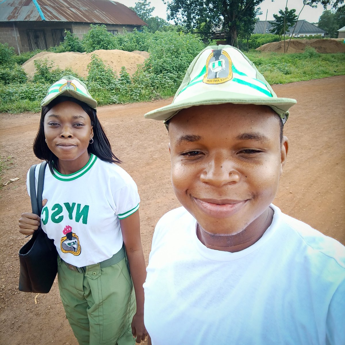 oojnxn's tweet photo. This one hates taking photos, whenever she's part of a photo, probably she was persuaded into it or it's an unaware shot #NYSC #CDS ✊👏 https://t.co/MsphGoZAKR