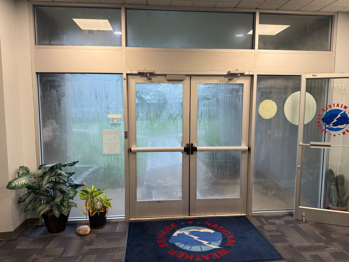 NWSMemphis's tweet photo. We'd like to have a word with those of you that are summer lovers ........... #ItsHumid https://t.co/RX28XlNEdY
